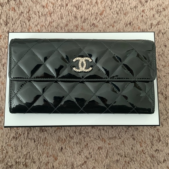Authentic Chanel wallet on chain w/ D rings, box and bag. 7.75 X 4 X 1.5 inches - Picture 1 of 13
